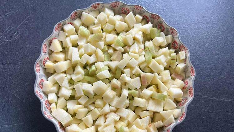 apfel-rhabarber-crumble-vorbereitung