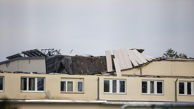 Das Dach der Lagerhalle war aktu einsturzgef&auml;hrdet.