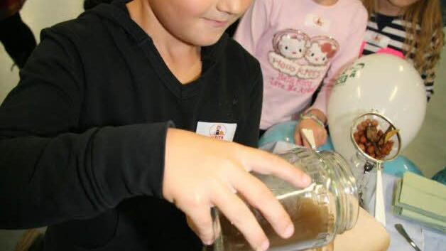 Der Kaffeefilter filtert den Dreck aus dem Wasser. Foto: Adam