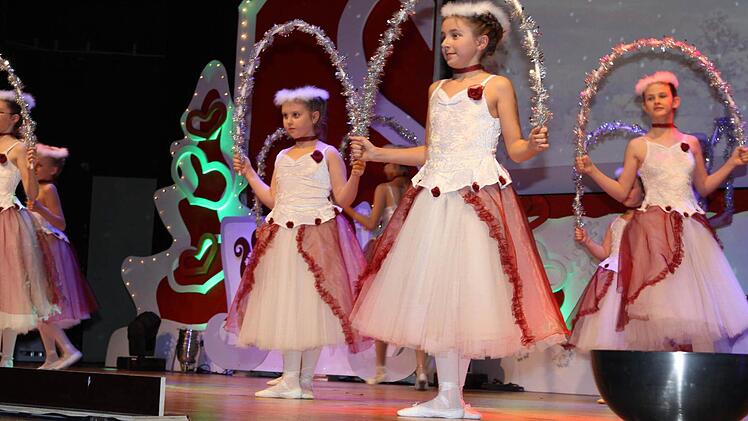 Wie bereits bei der diesjährigen Veranstaltung auf dem Landesgartenschaugelände wirkte auch bei der Weihnachtsgala für Bedürftige die Ballettschule Hufnagel mit.