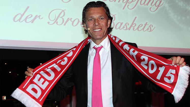 Abschluss eines gelungenen Abends: Urs Meier mit dem Brose Baskets-Meisterschal 2015