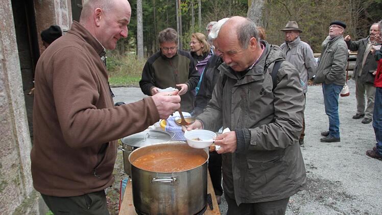Die Infotour durch die Kernzonen des Biosphärenreservates dauerte 7 Stunden. Zwischendrin hatten die Hammelburger Förster für eine Stärkung gesorgt. Foto: Paul Ziegler