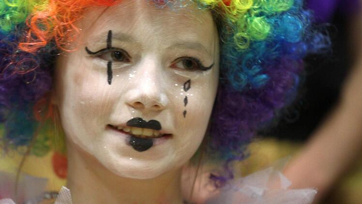 Ein Mitglied der Brückenauer Roten Funken glänzt als Clown. Foto: Thomas Dill