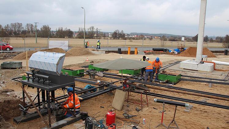 Über den im Boden versenkten Tanks werden derzeit auf dem Gelände der neuen Jet-Tankstelle in Höchstadt die Rohrleitungen verlegt. Foto: Andreas Dors