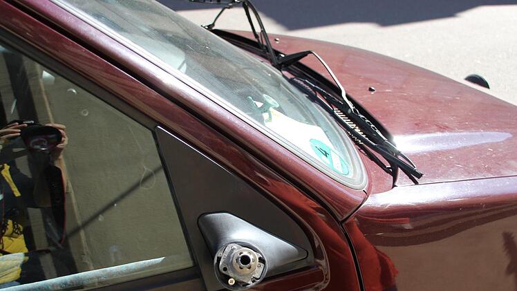 Der rechte Außenspiegel ist ab, die Scheibenwischer verbogen, immer wieder werden die Autos von Julian Barthelmess angegriffen. Die Reparaturen lohnen sich fast nicht. Die Sachbeschädigungen gehören offenbar in eine Reihe ähnlicher Fälle von Vandalismus im Umfeld der Schule. Foto: Brigitte Krause