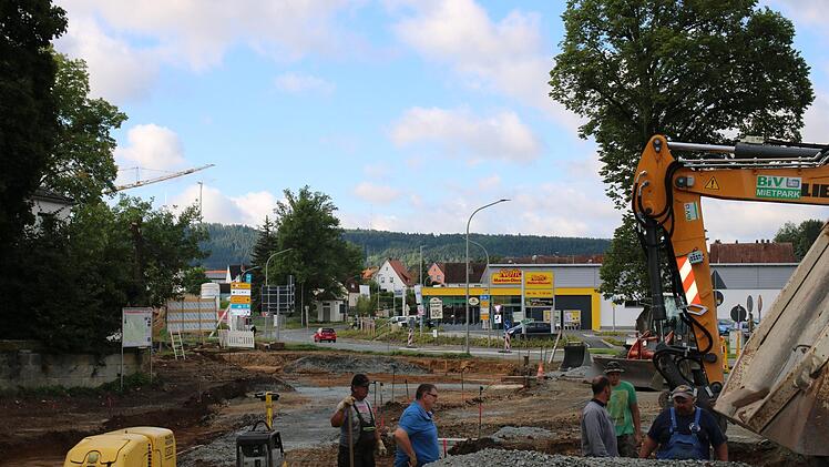 An der Ecke Kirschenallee/Kasendorfer Straße/Bahnhofstraße entsteht der Busbahnhof. Fotos: Alexander Hartmann