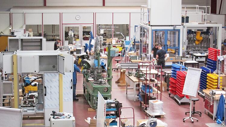 In der Werkhalle werden individuelle Lösungen beim Bau von Sondermaschinen gesucht und gefunden. Der Aufbau wird für jeden Auftrag passend gemacht.