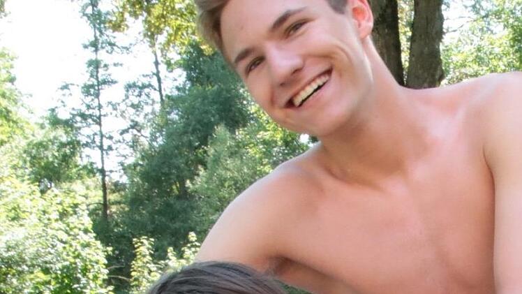 Colin (18) cremt Svenja (16) ein.