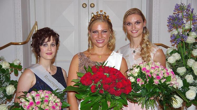 Franziska Koch (Mitte) ist die neue Rosenkönigin von Bad Kissingen. Neben ihr die Rosenprinzessinen Mareike Metz (links) und Laura Beyfuß. Foto: Klaus Werner