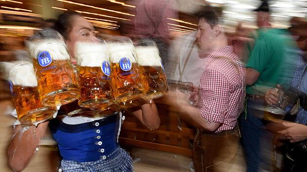 Auf dem Oktoberfest sind die Maßkrüge nicht immer randvoll eingeschenkt. Symbolfoto: Felix Hörhager/dpa