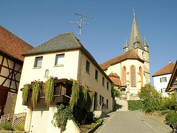 Über Mürsbach trohnt die Pfarr- und ehemalige Wehrkirche Sankt Sebastian. Liebevoll restaurierte Fachwerkhäuser gibt es im Dorf. Fotos: Renate Neubecker