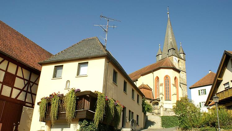 Über Mürsbach trohnt die Pfarr- und ehemalige Wehrkirche Sankt Sebastian. Liebevoll restaurierte Fachwerkhäuser gibt es im Dorf. Fotos: Renate Neubecker