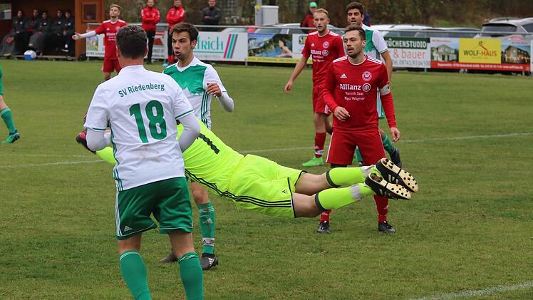 &Uuml;berflieger, oder was? Riedenbergs Torwart Julian H&uuml;fner legt sich  gegen FT Schweinfurt quer. Tore kassierte er  trotzdem.S. Schmitt