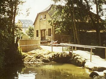 So sah die Molkerei von Ernst Blümlein am Lauerarm aus. Im Hintergrund das noch vorhandene Trafohäuschen und das Studienseminar. Werner  Schubert