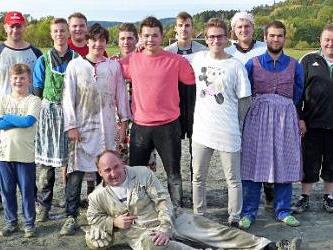 Die beiden Teams der Landjugend (in Nachthemden) und der Feuerwehr (in Schlafanzügen) nach dem amüsanten Zaubacher Kerwa-Fußballspiel  Foto: Klaus-Peter Wulf