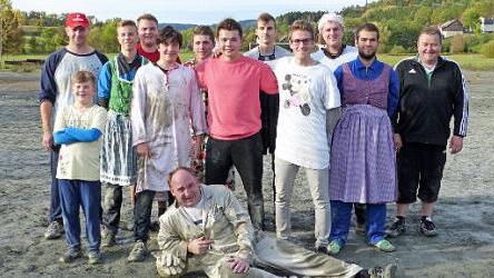 Die beiden Teams der Landjugend (in Nachthemden) und der Feuerwehr (in Schlafanzügen) nach dem amüsanten Zaubacher Kerwa-Fußballspiel  Foto: Klaus-Peter Wulf