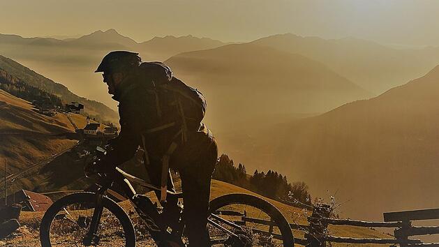 Thomas Kneipp in den Sarntaler Alpen in S&uuml;dtirol. Nach seiner Pensionierung im Mai m&ouml;chte er sich mit dem Fahrrad zu einer Alpen&uuml;berquerung auf der Via Claudia Augusta aufmachen.  Foto: Jonas Kneipp