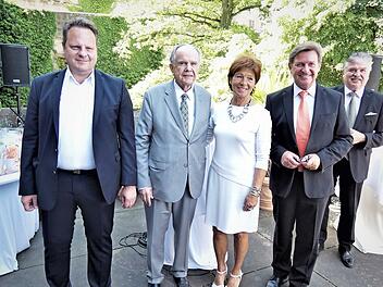 Jubilar Rainer Ludwig (Zweiter von rechts) mit seiner Ehefrau Angelika und den beiden Grußrednern Landrat Klaus Peter Söllner (rechts) und OB Ingo Lehmann (links) sowie dem Ehrenbürger der Stadt Kulmbach, Hans-Albert Ruckdeschel