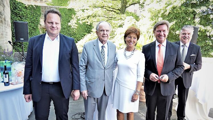 Jubilar Rainer Ludwig (Zweiter von rechts) mit seiner Ehefrau Angelika und den beiden Grußrednern Landrat Klaus Peter Söllner (rechts) und OB Ingo Lehmann (links) sowie dem Ehrenbürger der Stadt Kulmbach, Hans-Albert Ruckdeschel