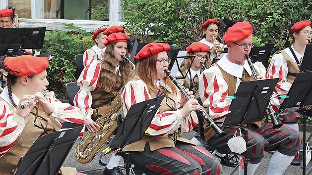 Das Jugendblasorchester unter der Leitung von Thomas Reuß begeisterte beim Musikschultag seine Zuhörer.