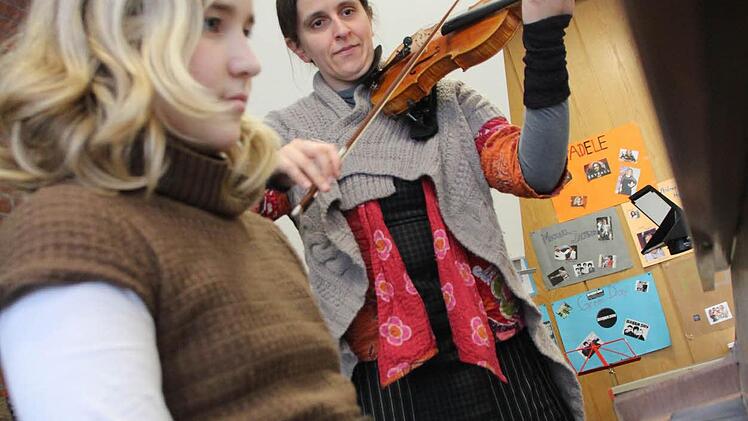 Rebecca (links) spielt mit Lehrerin Anja Schaller  Fotos: Josef Hofbauer