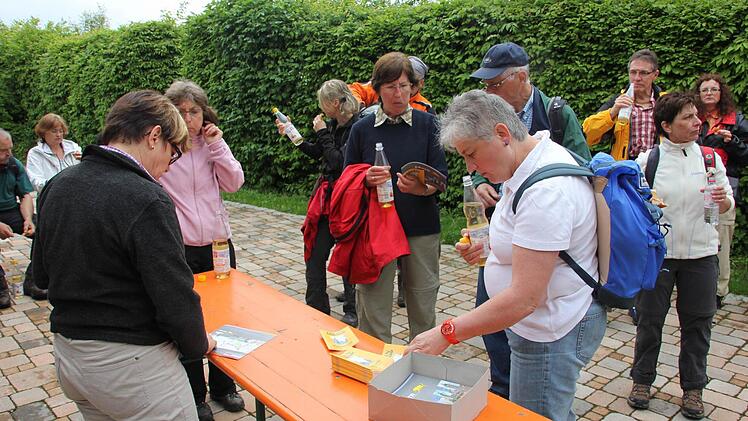 Bei der Mittagsrast gab's auch "Futter für den Wissensdurst": Prospekte zu den Sehenswürdikeiten.