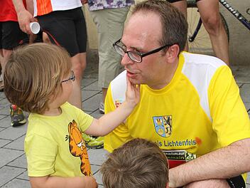 Streicheleinheit für den abgekämpften Landrat: Beim Zieleinlauf wurde Christian Meißner schon sehnsüchtig von seinen Söhnen erwartet.