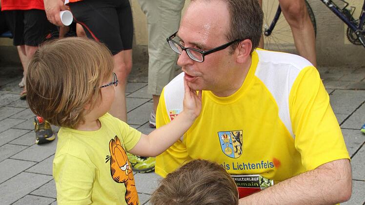 Streicheleinheit für den abgekämpften Landrat: Beim Zieleinlauf wurde Christian Meißner schon sehnsüchtig von seinen Söhnen erwartet.