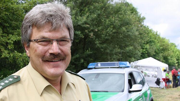 Der Bad Brückenauer Polizei-Cef Herbert Markert vor dem Sprengwurst-Stand.