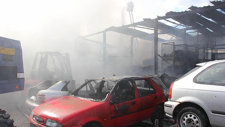 Zahlreiche Autos auf dem Hof und im Gebäude wurden zerstört. Foto: Friedwald Schedel