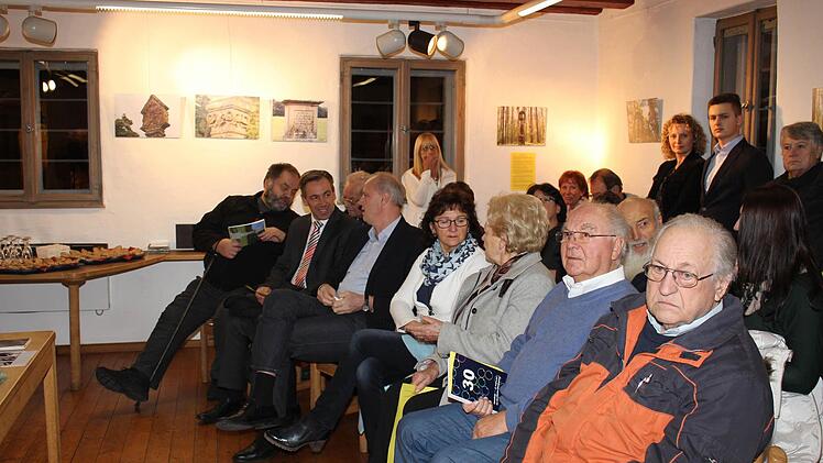 Voll besetzt war der Ausstellungsraum. In 80 Fotografien zeigte der Heimatverein einen Querschnitt der noch vorhandenen Flurdenkmäler im Aischgrund  Foto: Evi Seeger