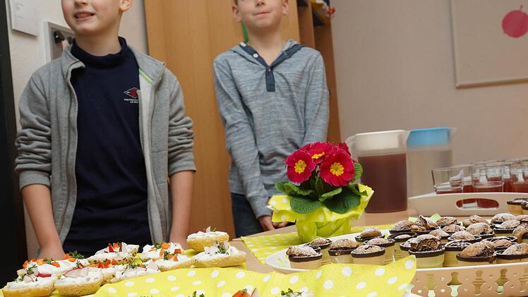 Die Schüler kochen zusammen.Foto: Arkadius Guzy