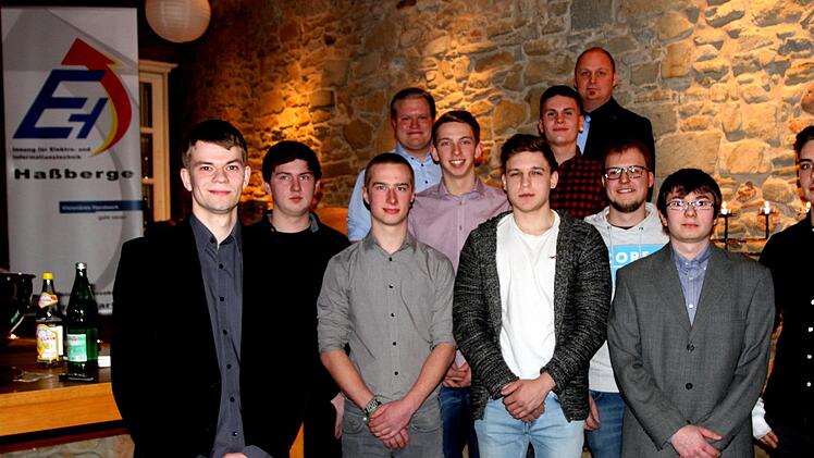 Diese Auszubildenden der Elektroinnung wurden freigesprochen und erhielten ihre Prüfungsergebnisse. Vorne von links: Dominik Raab, Fabian Pohli, Leon Niebling, Nicolas Schmitt, Michael Oehm und Denis Dauer. Weiter: Patrick Schmied und Thilo Schirmer (zweite Reihe von links). Und:  Patrick Mahr, Benedikt Riemer  mit Innungsobermeister Ralf Jooß (hinten von links).