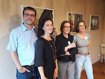 Stellen sich wider das Vergessen: Oliver und Christine Schikora, Linde Unrein und Mia Hochrein. Hartmut Hessel