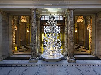 Im Foyer des Victoria & Albert-Museums in London steht seit Dienstag dieser Weihnachtsbaum, der in Coburg entworfen und gestaltet wurde.Foto: Victoria and Albert Museum, London