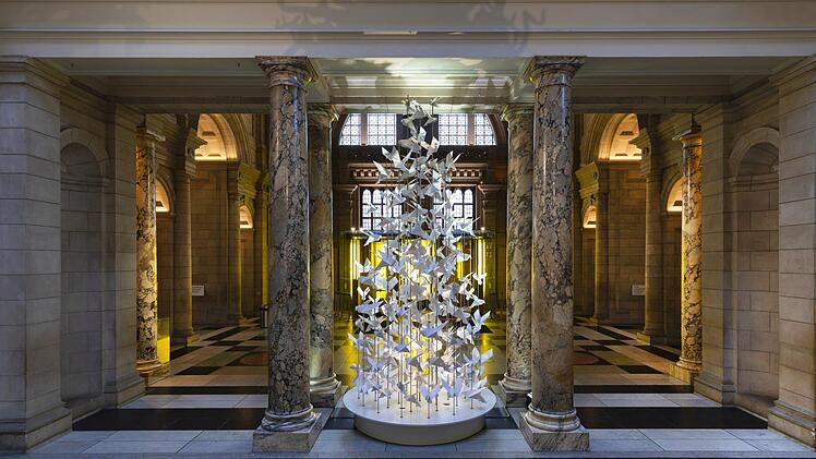 Im Foyer des Victoria & Albert-Museums in London steht seit Dienstag dieser Weihnachtsbaum, der in Coburg entworfen und gestaltet wurde.Foto: Victoria and Albert Museum, London