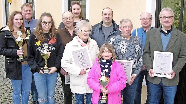 Vorsitzender Jörg Faber (hinten, Mitte) mit den für züchterische Erfolge und langjährige Verdienste um den KTZV Sonnefeld ausgezeichneten Mitgliedern Foto: Klaus Oelzner