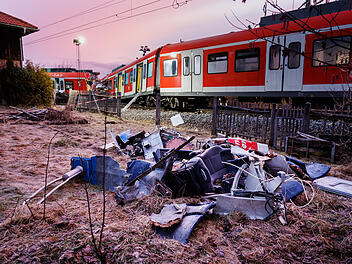 Die aufeinander geprallten S-Bahnen an der Unfallstelle in der N&auml;he des Bahnhofes Ebenhausen-Sch&auml;ftlarn.