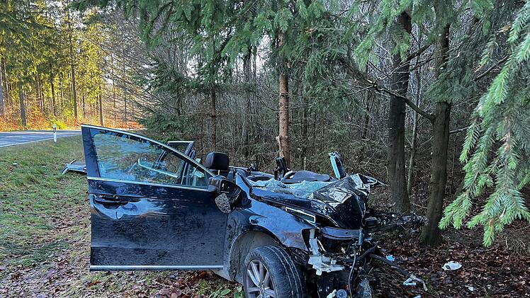 Tödlicher Glätteunfall: Zwei Autos kollidieren miteinander