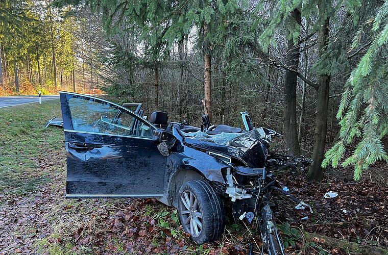 Steinwiesen: Frontalkollision endet tödlich - Aufprall reißt Motorblöcke beider Autos aus der Karosserie