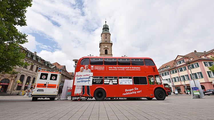 Erlangen: Schlaganfallbus hält am Rathausplatz - Experten erklären Herz-Kreislauf-Erkrankungen