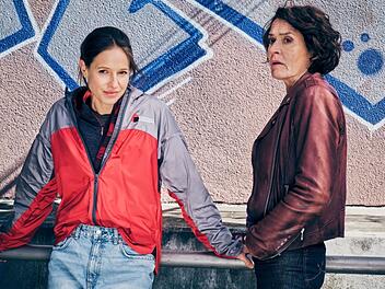 Lena Odenthal (Ulrike Folkerts, rechts) und Johanna Stern (Lisa Bitter) ermitteln im "Tatort: Sashimi Spezial" unter Fahrradkurieren. Die "Velo Punks" geben sich politisch radikal. Warum musste einer von ihnen dran glauben?