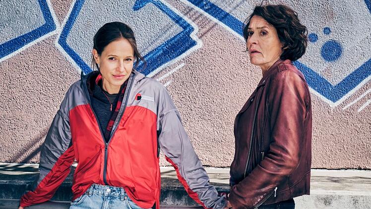 Lena Odenthal (Ulrike Folkerts, rechts) und Johanna Stern (Lisa Bitter) ermitteln im "Tatort: Sashimi Spezial" unter Fahrradkurieren. Die "Velo Punks" geben sich politisch radikal. Warum musste einer von ihnen dran glauben?