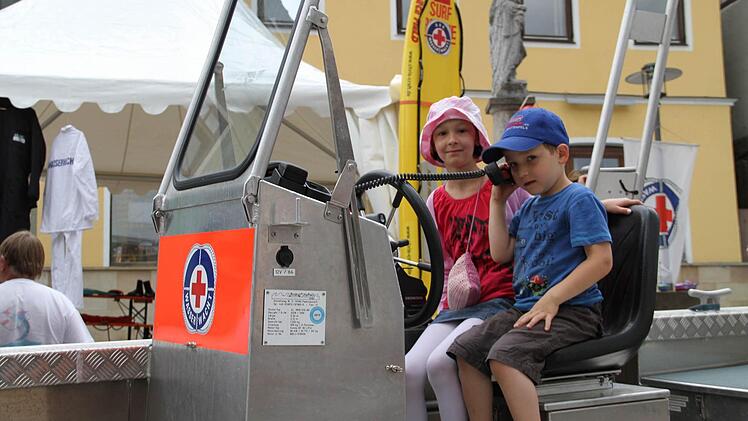 Anna und Noah Klaus finden es im Boot der Wasserwacht besonders "cool".
