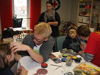 Die Mitarbeiter des Spielmobils des Landkreises hatten für die jüngsten Besucher ein vielfältiges Angebot bereitgestellt. Foto: Gerda Völk