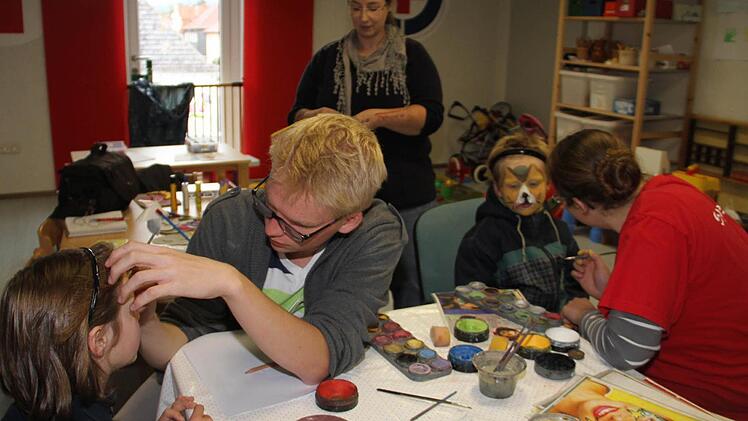 Die Mitarbeiter des Spielmobils des Landkreises hatten für die jüngsten Besucher ein vielfältiges Angebot bereitgestellt. Foto: Gerda Völk