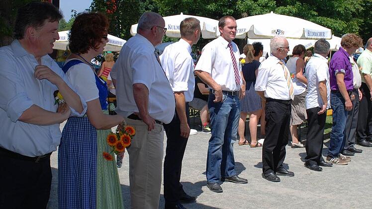 Die Ehrengäste stehen Spalier zum Einzug der Schüler in die Sommerhalle.