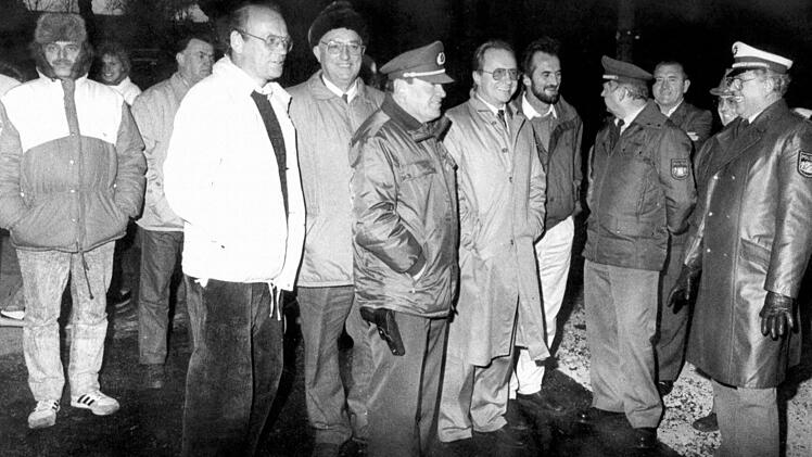 Das "Begrüßungskomitee für die DDR-Bürger. Im Bild sind Volker Naser (4. v.l.), Lothar Persicke (5. v.l.), Heinz Köhler (7. v.l.) und Egon Stäudel (8. v.l.).