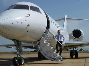 Auf den Stufen seines neuen Arbeitsplatzes: Bernd Löwisch fliegt heute mit VIPs um die Welt. Davor hatte er jede Menge Ärger mit Air Berlin wegen eines Youtube-Videos.  Foto: privat