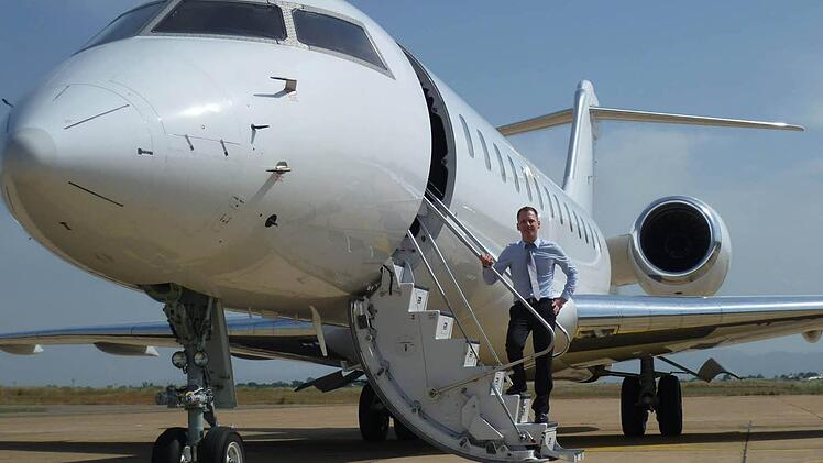 Auf den Stufen seines neuen Arbeitsplatzes: Bernd Löwisch fliegt heute mit VIPs um die Welt. Davor hatte er jede Menge Ärger mit Air Berlin wegen eines Youtube-Videos.  Foto: privat